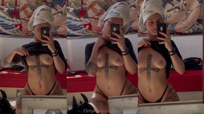 Svetlanna tatuada deliciosa fica peladinha na frente do espelho