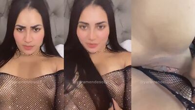 Yara Mendes olha com cara de safada e mostra o seu bucetão