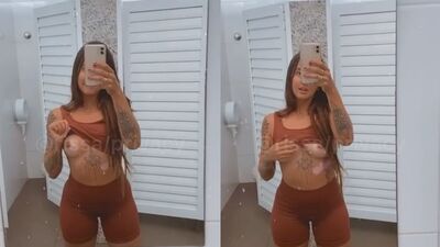 Rissa exibindo os peitos pequenos e naturais no vestiário da academia