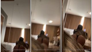 Denise Rocha pelada no espelho rebolando e masturbando a buceta