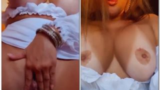 Geisy Arruda rabuda gostosa esfregando a bucetinha molhada e deliciosa