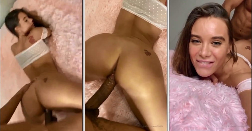 Lana Rhoades dando a pepeca no sexo quente de quatro no filme porno
