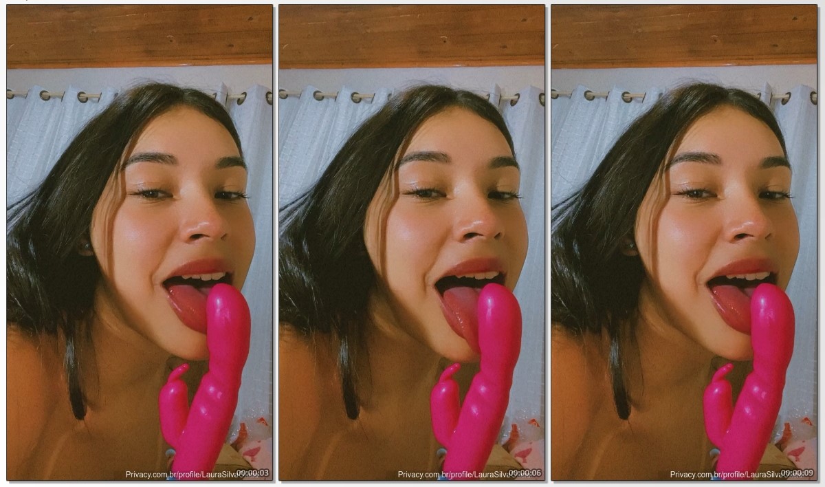 Laura Silva lambendo o pau de borracha e masturbando a buceta