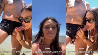 Afrodite Hotwife putinha desgraçada pagando boquete na praia mamando em público
