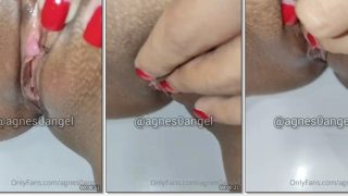 Agnes Angel mostrando a xota depilada e o grelinho excitado de perto