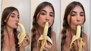Alana Gelmi garganta profunda engolindo a banana fazendo cara de safada
