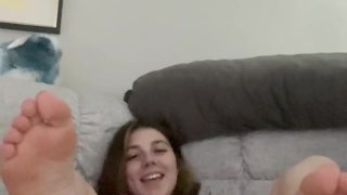 Alexi Saevans ninfeta gringa peladinha arreganhada esfregando os dedinhos na buceta rosada