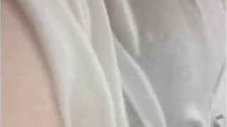 Alice Lins safada se exibindo toda molhadinha com um vestido branco transparente mostrando a bucetinha