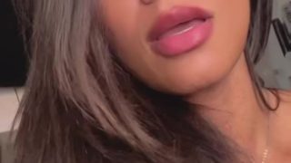 Alline Amorim seminua mostrando os peitos toda safadinha em casa querendo levar pirocada