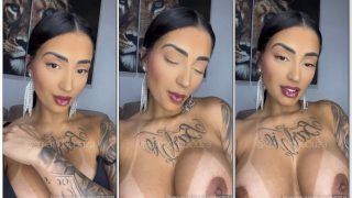 Amanda Souza exibindo os peitos grandes com piercing nos mamilos