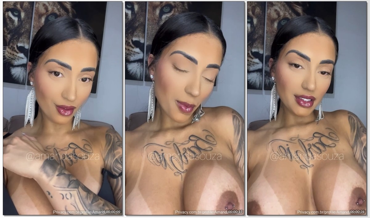 Amanda Souza exibindo os peitos grandes com piercing nos mamilos
