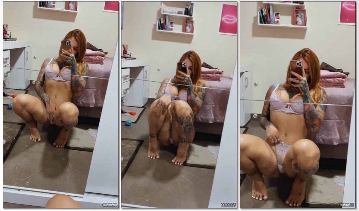 Ana Pimenta ruivinha toda tatuada se exibindo de lingerie na frente do espelho