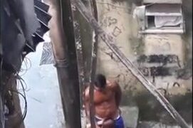 Anitta pagando boquete para cria na favela do Rio de Janeiro