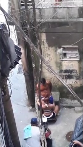 Anitta pagando boquete para cria na favela do Rio de Janeiro