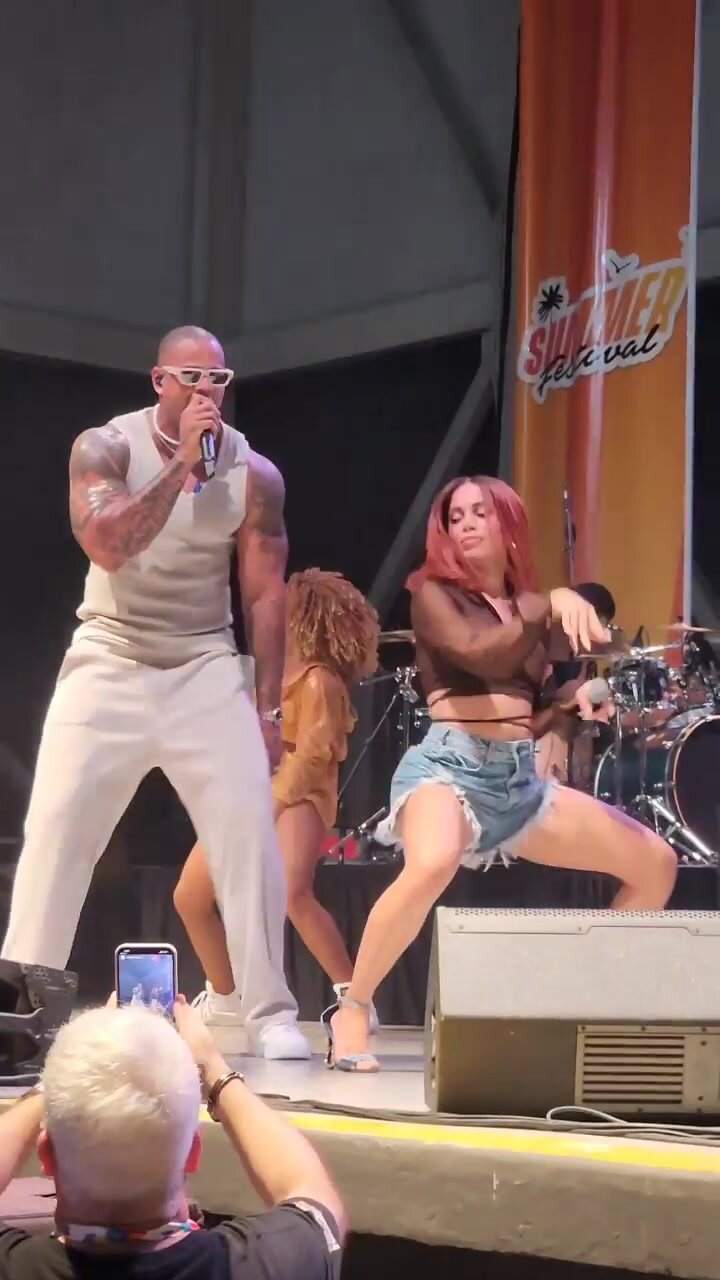 Anitta pagando peitinho no palco do show com Leo Santana