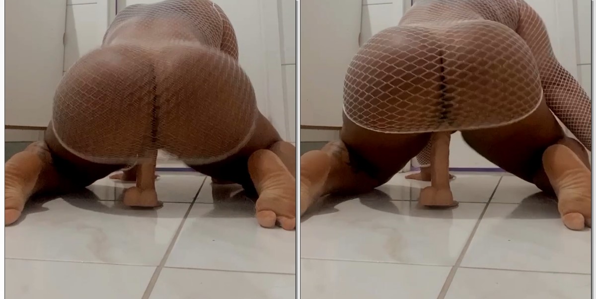 Babalu negona do rabão toda nua sentando gostoso na pica de borracha com sua buceta molhada