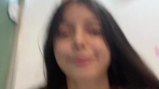 Baby Caroline 69 toda peladinha xibindo sua pequena xoxotinha com um cheia de tesão