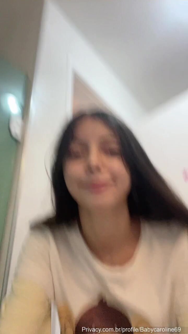 Baby Caroline 69 toda peladinha xibindo sua pequena xoxotinha com um cheia de tesão