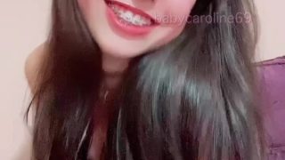 Baby Caroline novinha toda gostosa masturbando a buceta com um consolo