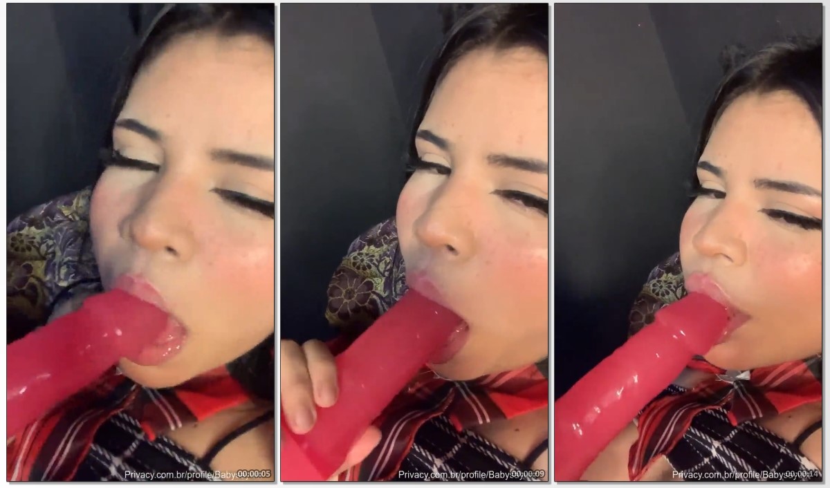 Baby Sayurir morena toda deliciosa chupando um pau de borracha querendo um de verdade