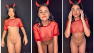 Baby Sayurir putinha deliciosa de lingerie pelada mostrando a buceta com cifre de diabinha