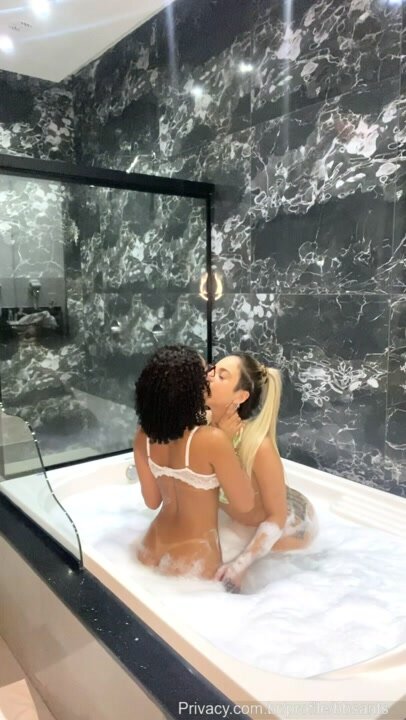 Bbsants putinha gostosa beijando sua amiga peladinha na banheira de espuma