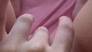Bella Magrinha puta deliciosa toda peladinha tocando uma siririca em sua xoxota rosa