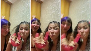 Belle Belinha e Mc Pipokinha pagando boquete no pau de borracha