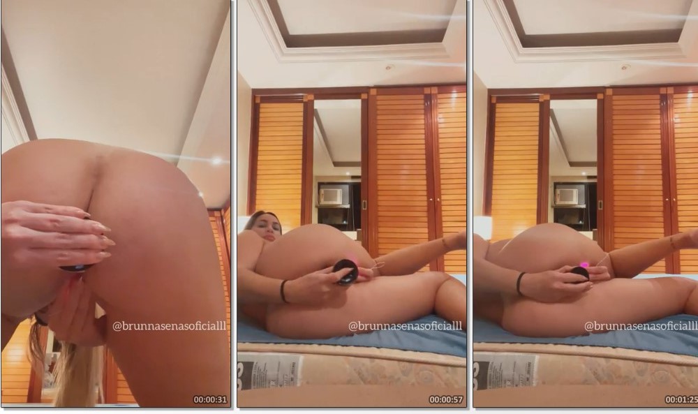 Brunna Senas safada rabuda com o rabo arreganhado usando um vibrador no grelinho e metendo um consolo no cuzinho