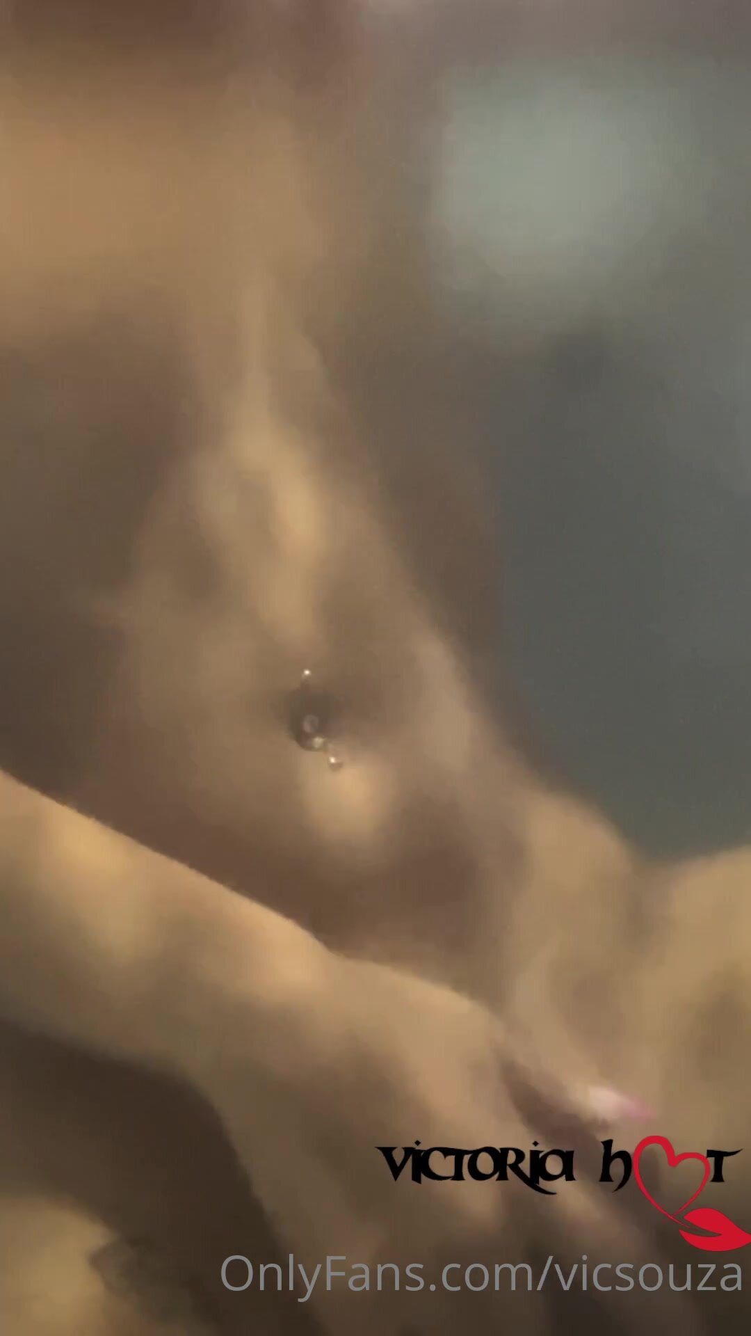 Camyllee Victória putinha deliciosa siliconada peladinha na hidromassagem resolve masturbar a sua buceta embaixo d’água
