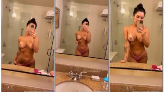 Carol Machado peladinha se filmando no espelho mostrando seus peitos perfeitos e bucetinha inchada