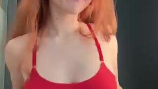 Catarina Paolino tocando a bucetinha lisinha