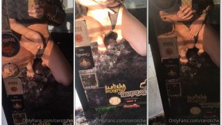 Cerotche peladinha em frente ao espelho de pernas abertas mostrando a bucetinha lisinha e melada