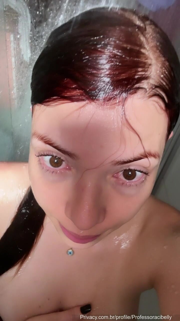 Cibelly Ferreira masturbando a buceta molhadinha no banho