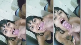 Cleo Matos morena safada toda peladinha e gulosa chupando rola no banheiro em putaria gostosa