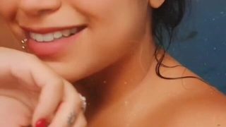 Cleo Mattos ninfetinha gostosa toda peladinha se exibindo na piscina querendo pica com carinha de safada