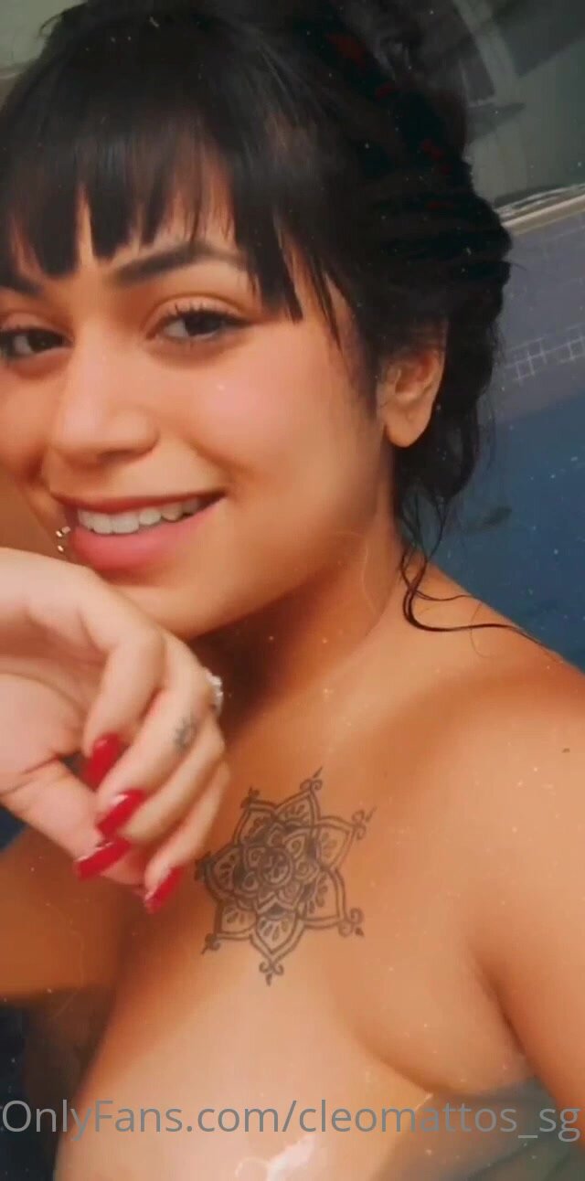 Cleo Mattos  ninfetinha gostosa toda peladinha se exibindo na piscina querendo pica com carinha de safada