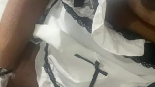 Dani Capixaba vestida de empregada e batendo uma siririca gostosa com a bucetinha melada