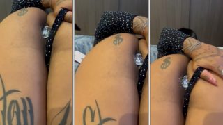 Dessa Delle novinha safada joga a  calcinha de ladinho com rabão empinado e plug atolado no cuzinho
