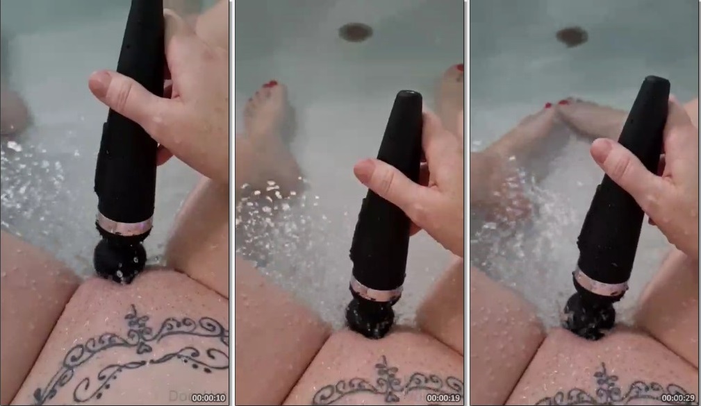 Doce Hot branquinha cheia de tesão brincando com masturbador na banheira esfregando o grelinho