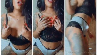 Dri Couto moreninha safada toda tatuada exibindo o corpinho lindo fazendo carinha de safada pra camera