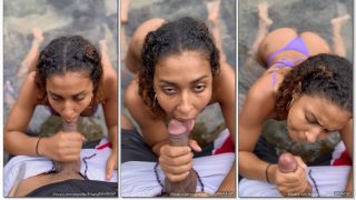 Emilly Baianinha fazendo boquete na pica em um cacete duro na mamada deliciosa