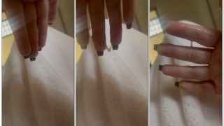 Fabricia Freitas de pernas abertas se tocando gozando e exibindo seus dedos completamente molhados