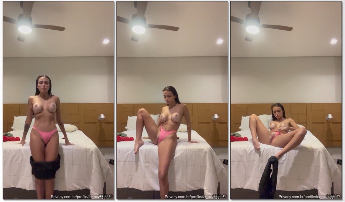 Fernanda Campos nua masturbando a buceta com tesão no hotel