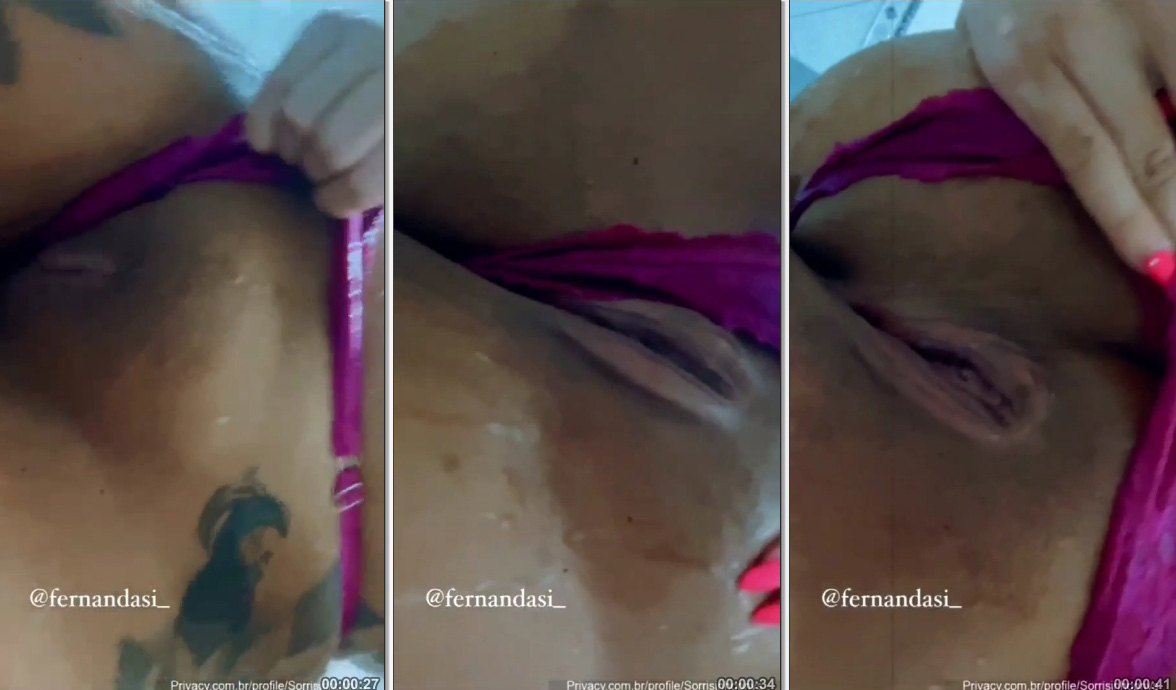 Fernanda Silveira morena safada tocando a buceta carnuda com lingerie de ladinho no banho