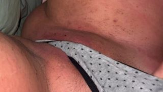 Helena Zahirr putinha safada com calcinha enfiada na buceta se masturbando para provocar o homem