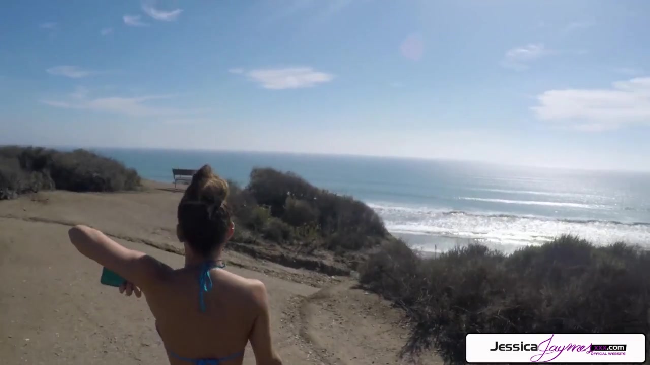 Jessica Jaymes morena deliciosa de joelhos mamando pau suculento na praia
