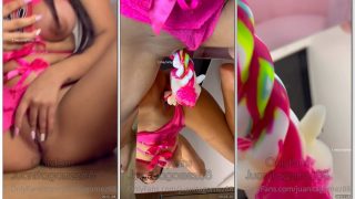 Juanita Gomez novinha deliciosa com as pernas abertas brincando com a buceta molhada