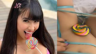 Juliana Bonde esfregando um pirulito na bucetinha rosa