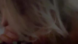 Jully Queiroz ninfeta gulosa ajoelha e se acaba mamando a piroca grossa querendo leite na boquinha